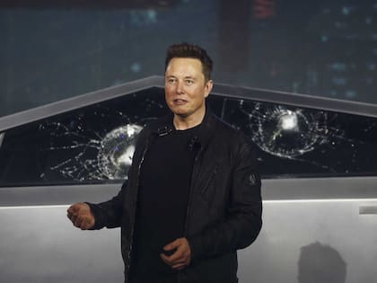 La NHTSA informó que está al tanto del accidente y que se encuentra recopilando información adicional del fabricante Tesla, cuyo CEO es Elon Musk y en la foto está presentando a la camioneta (Archivo)
