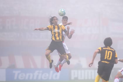 La niebla se hizo presente en el estadio Centenario; fue un rival adicional para el espectador que quiso ver el partido por TV, ya que no podía concurrir a la cancha; ganaba Nacional con un gol de Bergessio, pero sobre el final empató Peñarol