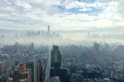 La niebla y el humo en Nueva York se hicieron más densos durante la tarde del martes