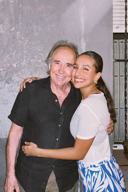 La nieta de Joan Manuel Serrat acompañó la publicación con una canción del artista, "De vez en cuando la vida"