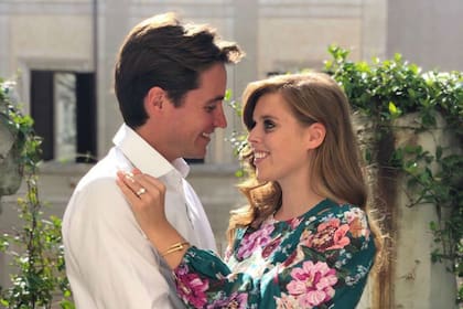 La nieta de la reina Isabel II, la Princesa Beatriz, está comprometida para casarse con el desarrollador inmobiliario Edoardo Mapelli Mozzi, informó el Palacio de Buckingham en un comunicado.