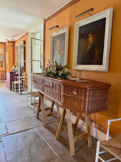 La nieta de Lady Pamela Hicks, India Hicks, compartió fotos de la ceremonia familiar celebrada en la residencia de los Hicks, donde pudo captarse la imagen del ataúd decorado con flores silvestres