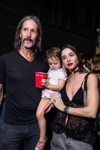 La nieta de Susana Giménez, Lucía Celasco, junto a su padre Eduardo Celasco y su hermana Aurora, en el desfile de Lovely Denim, la marca familiar