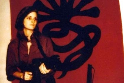 La nieta del magnate de los medios de comunicación William Randolph Hearst, estudiante de arte en Berkeley, fue secuestrada por un grupo extremista estadounidense y, dos meses después, se había convertido en un miembro más de la banda