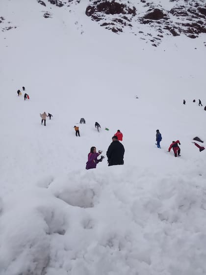 La nieve acumulada transformó las laderas mendocinas en un imán para turistas y visitantes