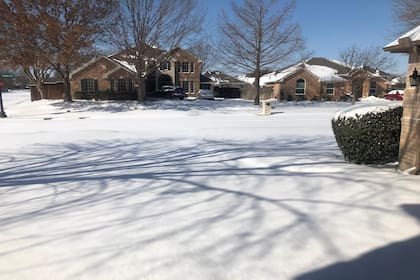 La nieve cubre completamente las calles y las veredas, dificultando la circulación