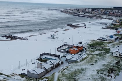 La nieve cubría esta mañana la arena en Miramar