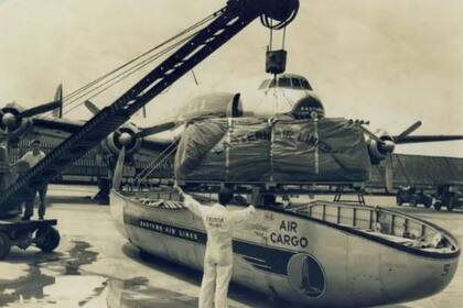 La nieve fue transportada en una especie de "canoa" que estaba justo en la parte de abajo de los dos aviones que viajaron a la isla. En esta parte se colocaban las maletas