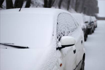 La nieve no debe cubrir el parabrisas ni los espejos para que los conductores puedan manejar de forma segura en Nueva York