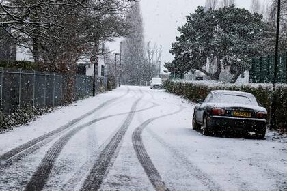 La nieve o el hielo pueden provocar accidentes en carreteras si no se retiran del vehículo (Unsplash)