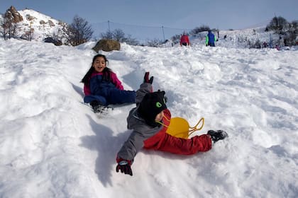 La nieve sorprende a los turistas en Bariloche
