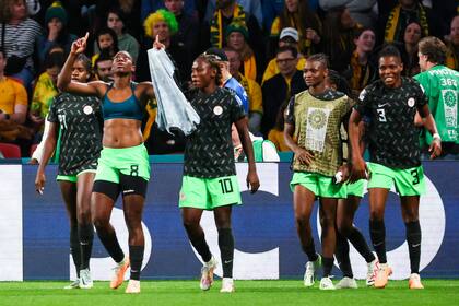 La nigeriana Asisat Oshoala (izquierda) celebra tras anotar el tercer gol en la victoria 3-2 ante Australia en el Mundial femenino, el jueves 27 de julio de 2023, en Brisbane. (AP Foto/Tertius Pickard)