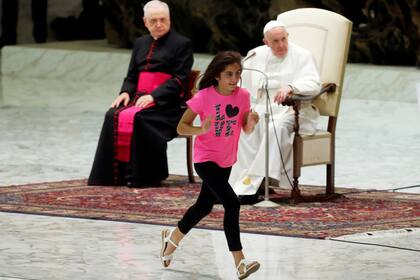 La niña corrió en el escenario