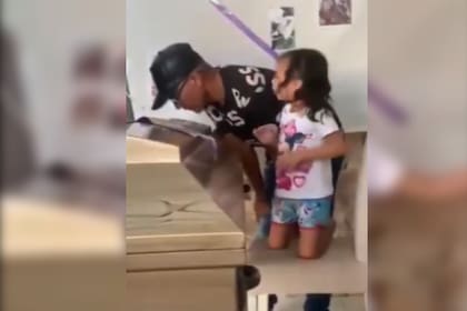 La niña creyó que su padre estaba durmiendo (Captura X)