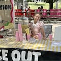 Tiene seis años, vende limonadas y recaudó miles de dólares para niños detenidos por el ICE
