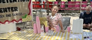 Tiene seis años, vende limonadas y recaudó miles de dólares para niños detenidos por el ICE