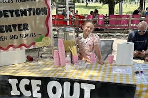 Tiene seis años, vende limonadas y recaudó miles de dólares para niños detenidos por el ICE