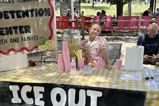 Tiene seis años, vende limonadas y recaudó miles de dólares para niños detenidos por el ICE
