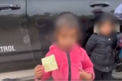 La niña de dos años, también de El Salvador, con la nota con información de sus padres