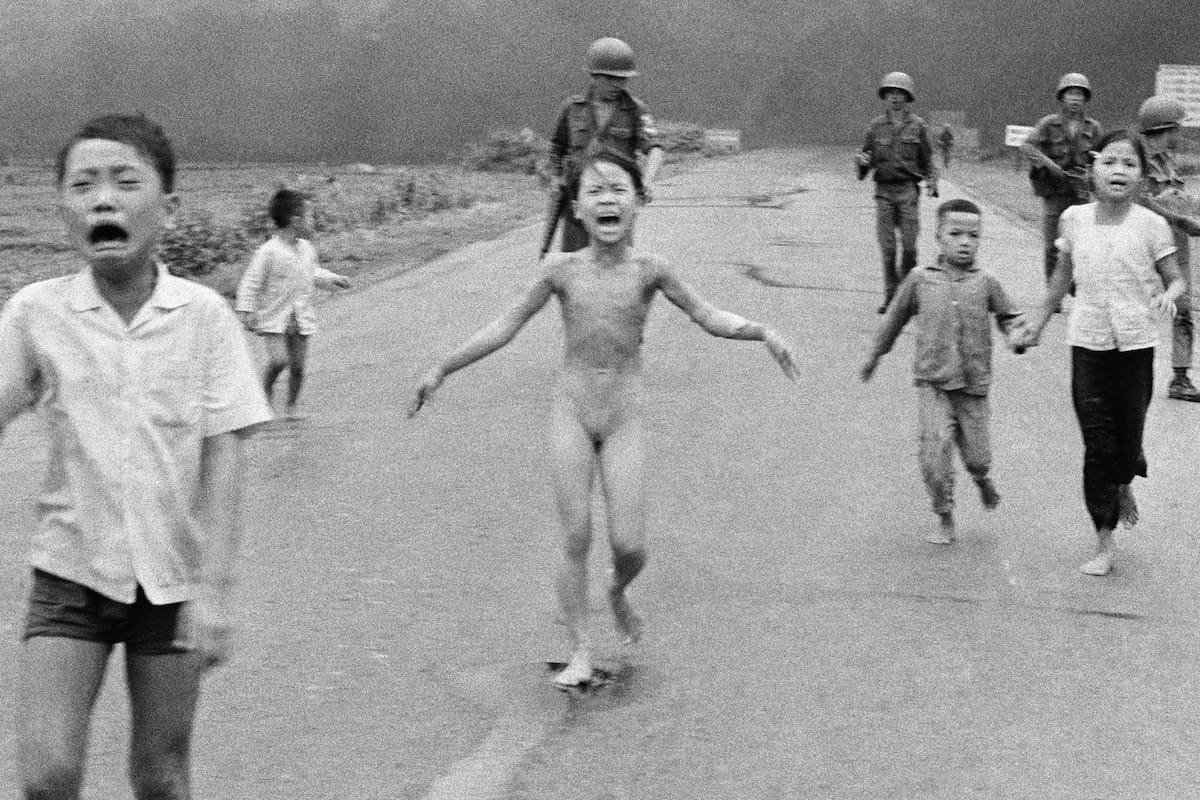 La niña del napalm fue una fotografía fue tomada por Nick Ut en 1972 que retrata a una niña desnuda que escapa de un ataque aéreo en la guerra de Vietnam
