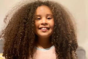 La niña estuvo seis años sin cortarse el pelo
