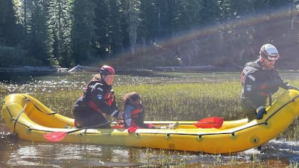 La niña fue rescatada en un inflable, ya que estaba en la orilla del río en la que paseaba con su familia
