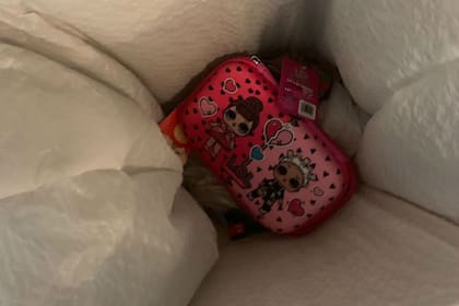 La niña hizo un berrinche y tiró el regalo a la basura y gritó que no lo quería