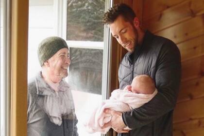 La niña nació unos días antes de la declaración de la cuarentena y ahora su abuelo solo puede verla crecer a través de una puerta de vidrio.