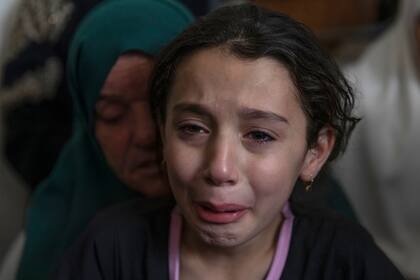 La niña palestina Batoul Shamsa, de 10 años, llora durante el funeral de su hermano Ahmad Shamsa, de 15 años, en la aldea de Beta, en Cisjordania, cerca de Naplusa, el jueves 17 de junio de 2021. El chico murió baleado por soldados israelíes en Cisjordania, dijo el ministerio de salud palestino. (AP Foto/Nasser Nasser)