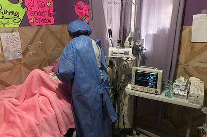 La niña recibe tratamiento en su casa
