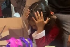La niña rompió en llanto al ver el regalo que le hicieron
