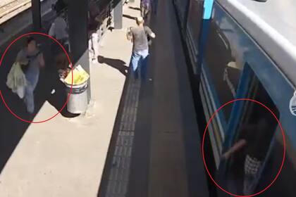 La niña se subió al tren, este cerró sus puertas y arrancó sin la madre