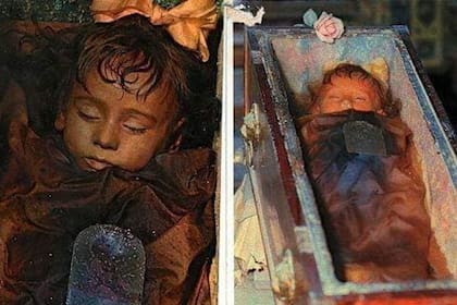 La niña siciliana murió en el año 1920, pero su cuerpo permaneció intacto gracias a un excelente trabajo de embalsamamiento y miles de personas dicen haberla visto parpadear