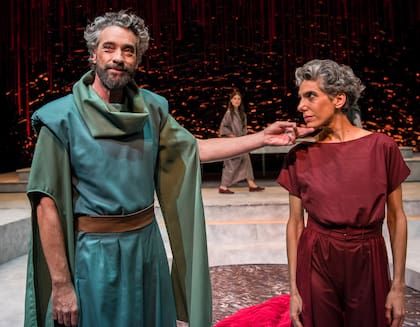 "La niña sobre un altar", una de las más recientes obras de la reconocida
dramaturga irlandesa Marina Carr, con dirección de Oscar Barney Finn