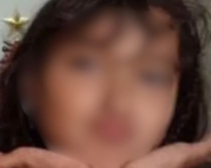 La niña tiene siete años