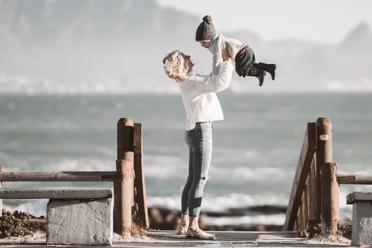 La niñera tiene la encomienda de planear las actividades de los hijos de personas multimillonarias