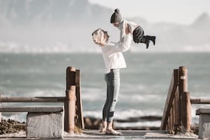 La niñera tiene la encomienda de planear las actividades de los hijos de personas multimillonarias