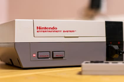 La Nintendo Entertainment System o NES, la consola japonesa que hace 40 años fue un boom de ventas y definió la evolución de la industria en las décadas siguientes