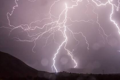 La NOAA lanzó recomendaciones para resguardarse del impacto de los rayos durante una tormenta eléctrica