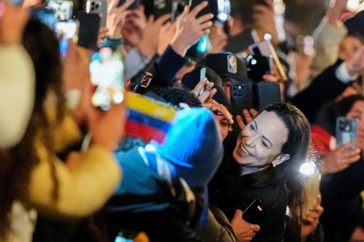 La Nobel de la Paz María Corina Machado saluda en Oslo, en diciembre de este año, a quienes se acercaron a saludarla en el hotel donde se alojaba