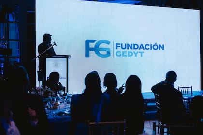 La Noche Azul reúne a personalidades de distintos ámbitos en una velada solidaria destinada a impulsar la prevención y detección temprana del cáncer de colon