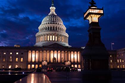 La noche cae en el Capitolio en Washington, el jueves 2 de diciembre de 2021,  a medida que se acerca la fecha límite relacionada con el financiamiento al gobierno. (AP Foto/J. Scott Applewhite)