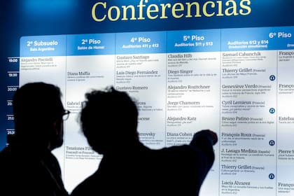 En el hall del CCK se puede consultar el programa y la disponibilidad de tickets para cada conferencia