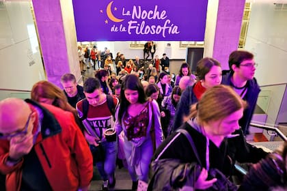 Algunos amenizaron la fila de entrada con mate y lecturas