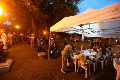 La noche de las vacunas en la Plaza Mitre, Mar del Plata