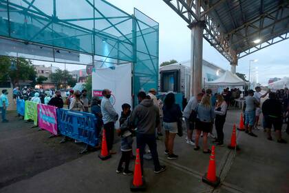 La noche de las vacunas. Estación Ferro Automotor. Tren Sanitario. Mar del Plata.