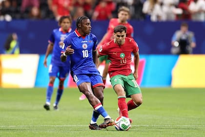 La noche de los 10. Bellegarde toca ante la presión de Brahim Díaz (Photo by Darrian Traynor / GETTY IMAGES NORTH AMERICA / Getty Images via AFP)
