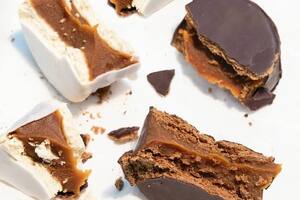 La Noche de los Alfajores es una acción promocional coordinada entre la organización y los comercios adheridos, en la que cada marca define sus descuentos y beneficios para esos dos días