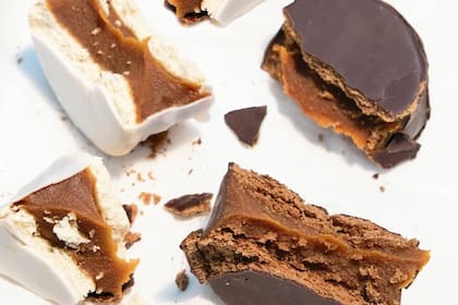 La Noche de los Alfajores es una acción promocional coordinada entre la organización y los comercios adheridos, en la que cada marca define sus descuentos y beneficios para esos dos días