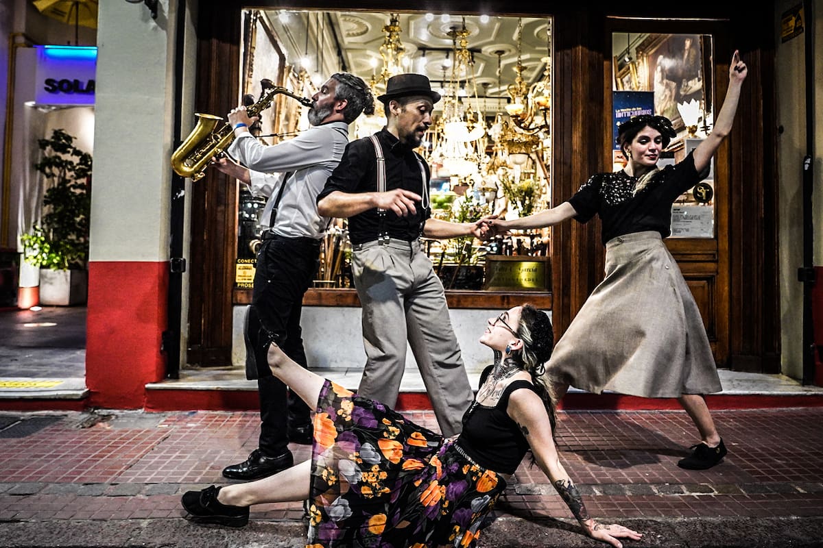 La Noche de los Anticuarios, en el Casco Histórico porteño, incluirá hoy shows de música y baile en vivo